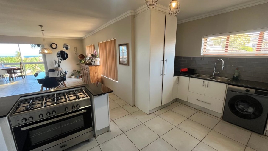 5 Bedroom Property for Sale in Wavecrest Eastern Cape